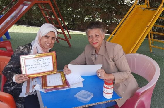 قيام أسرة فالنسعي بمشاركة اللجنة التكنولوجية بعمل ورشة فنية وتصميم بعض الاشكال بالكرتون مع تكريم بعض الطلاب المميزين خلال الورشة